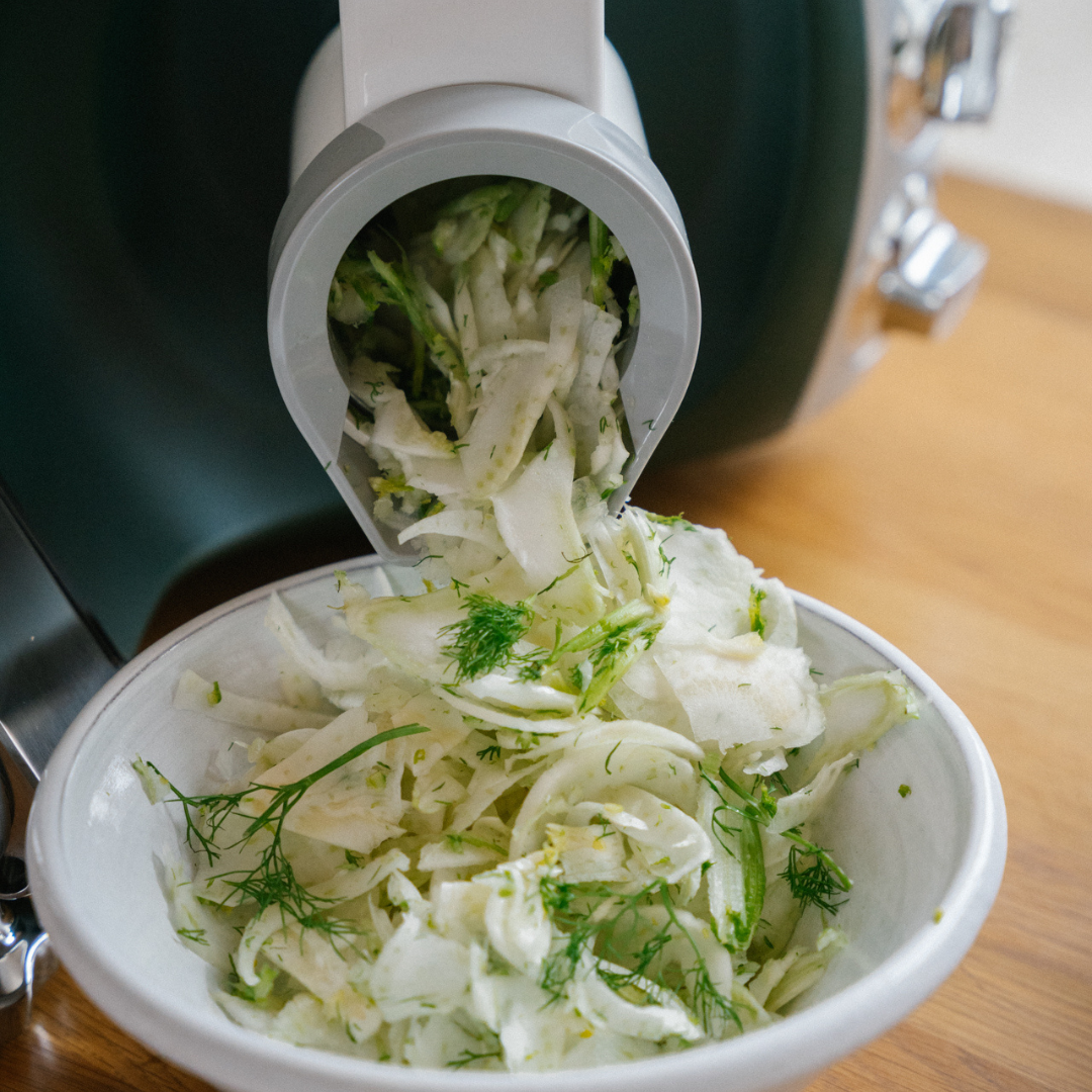 Hyvlad fänkål blandad med dill. Vårens primörer förberedda med Ankarsrum Assistent