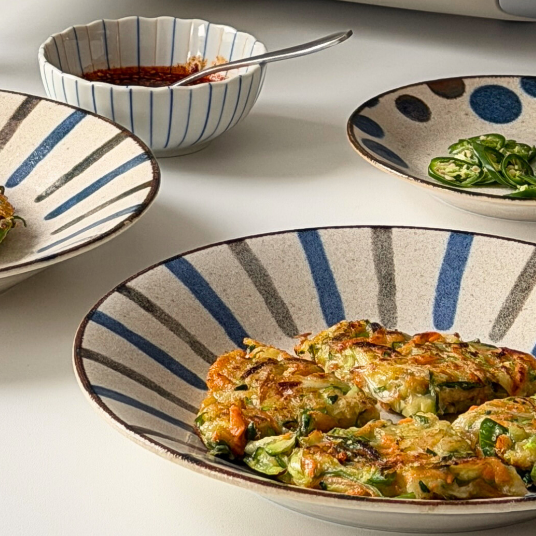 Jeon, koreanska grönsakspannkakor med vårens primörer serverade med smakrik dipp