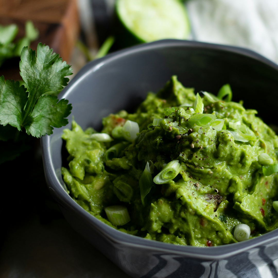 Fräsch guacamole som topping till hamburgare gjorda på nymalet kött från en Ankarsrum köttkvarn.