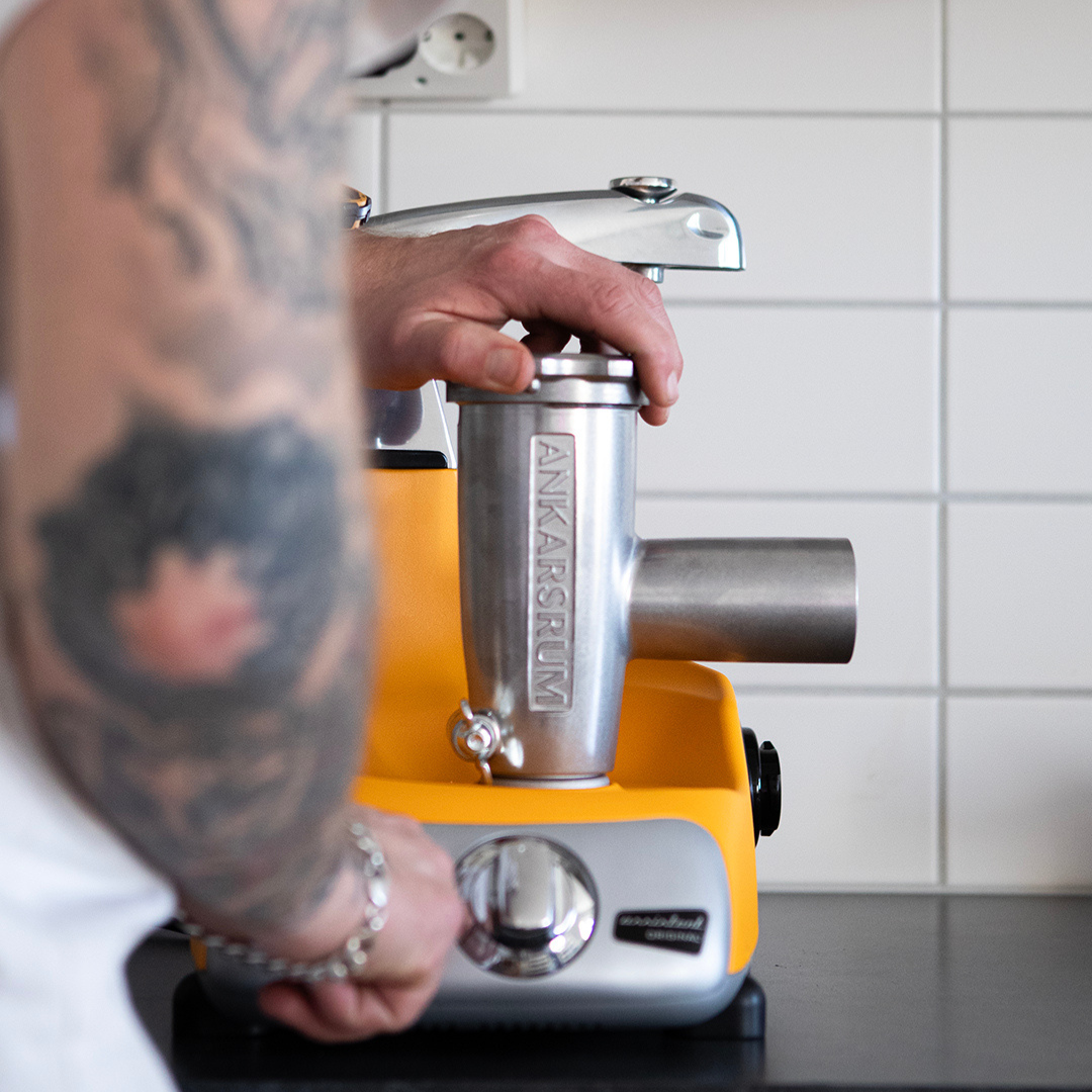 Ankarsrums köttkvarn monterad på Assistent Original vid malning av kött
