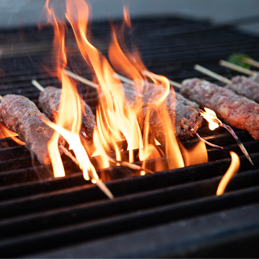 Grillspett som grillas över öppen eld, tillagade av färskmalen färs från en Ankarsrum köttkvarn för maximal smak.