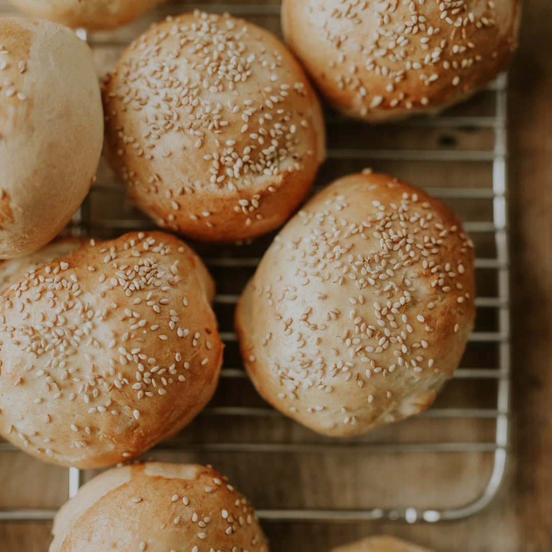 Nybakade hamburgerbröd knådade i en Ankarsrum Assistent, det perfekta sällskapet till burgare gjorda med köttkvarnen.