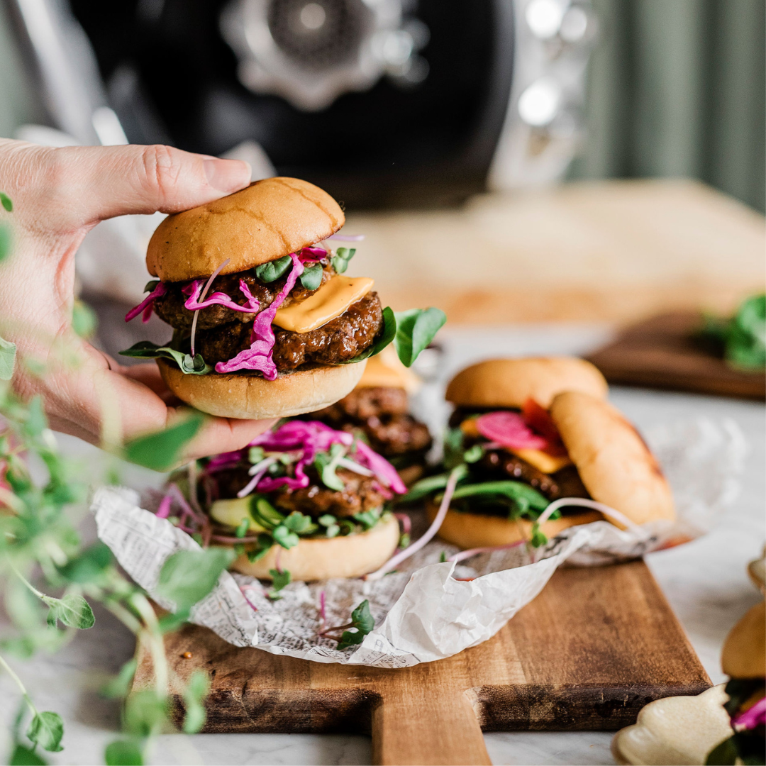 Hemgjorda sliders och minihamburgare gjorda på färs nymald med en Ankarsrum köttkvarn.