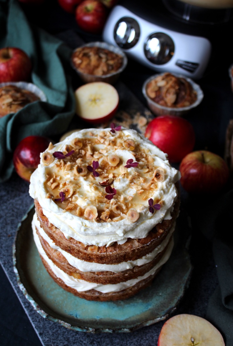 Apple cake with mascarpone cream and hazelnuts - Ankarsrum