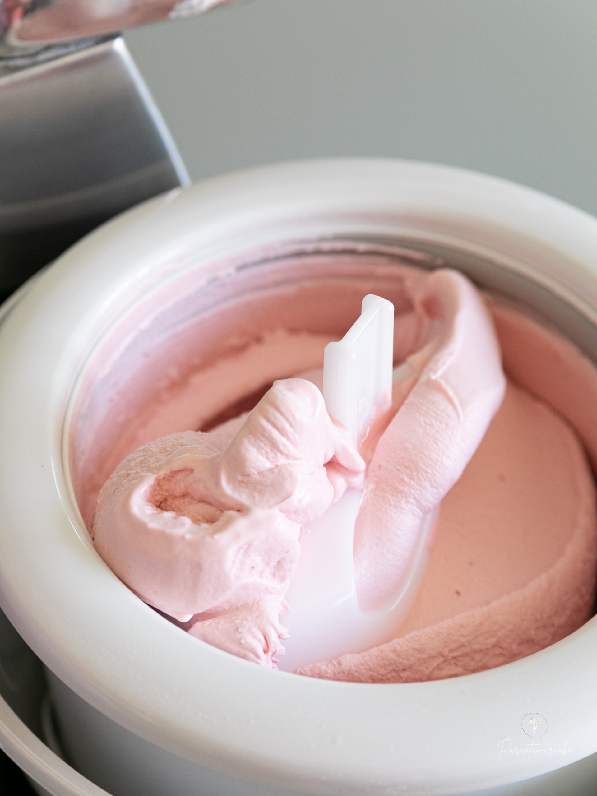 Vegan strawberry-cream ice cream - Ankarsrum Global