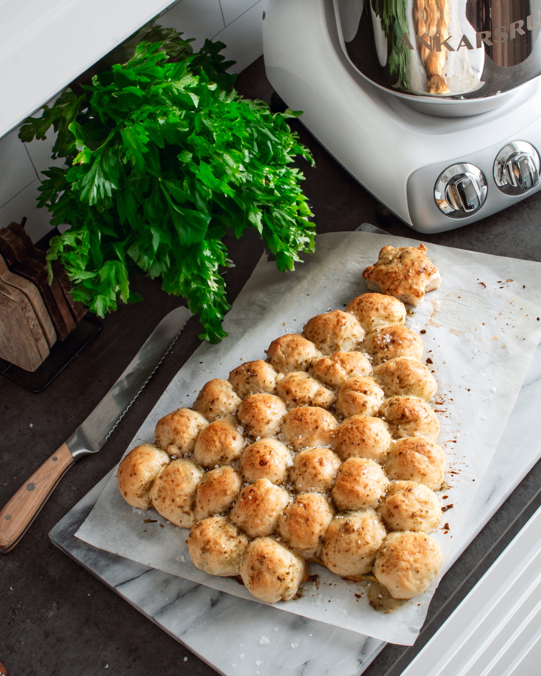 Pull-apart bread with mozzarella and pesto! - Ankarsrum Global